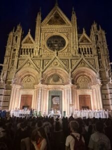 Santa Missa em Siena reúne 2.300 jovens com animação da Comunidade Sementes do Verbo e irmãs da Stella Matutina