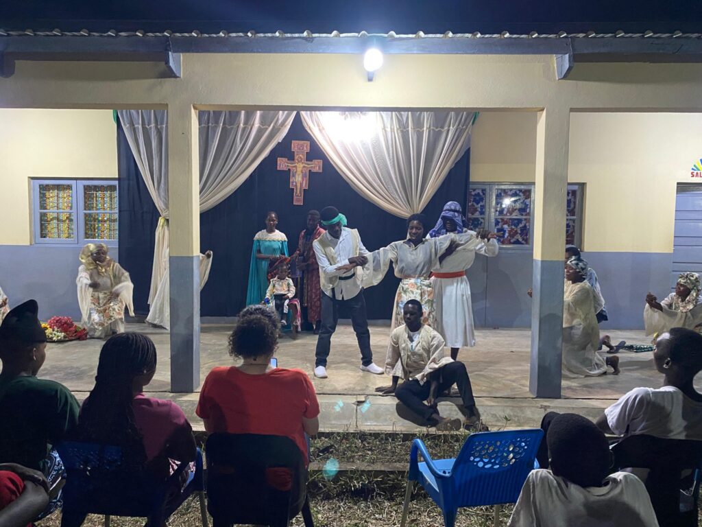 Apresentação noturna durante o Festival de Jovens em Dombe.
