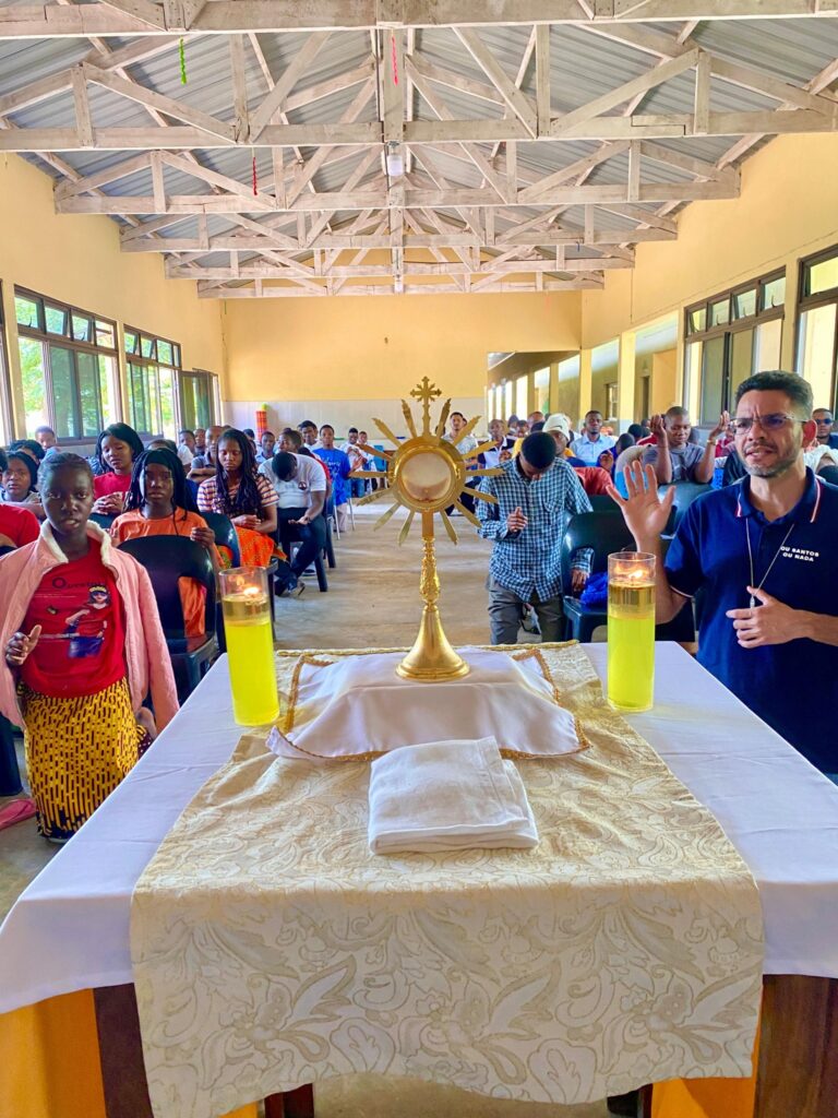 Ostensório no altar diante dos participantes reunidos em oração no festival.